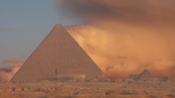 An image of ta sandstorm behind the Great Pyramid of Giza. Shutterstock.